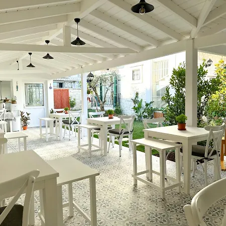 Muezeyyen Hanim Konagi *